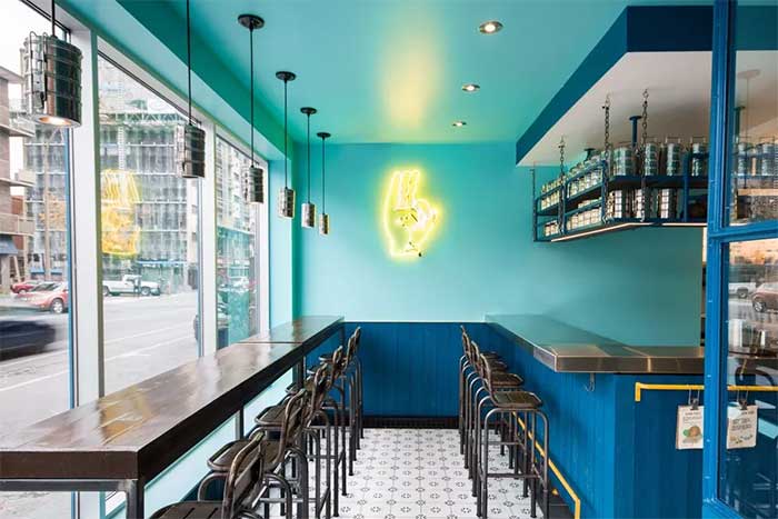 餐厅设计 | 亮丽的黄与蓝，恍如印度火车车间的简餐餐厅设计